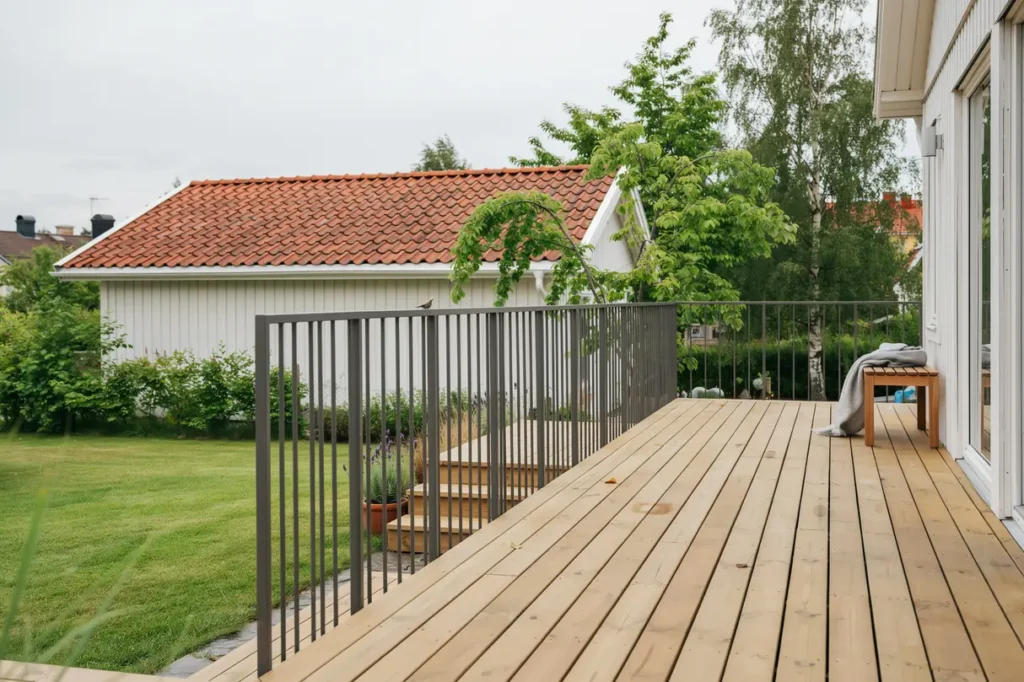 altanbygge med r cke och trappa i midsommarkransen